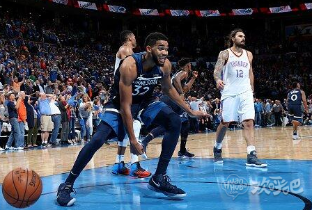 维金斯绝杀后唐斯表情亮了