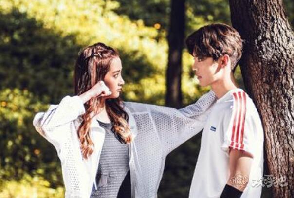 中国最知名曼联球迷鹿晗公布恋情:关晓彤成其女友!