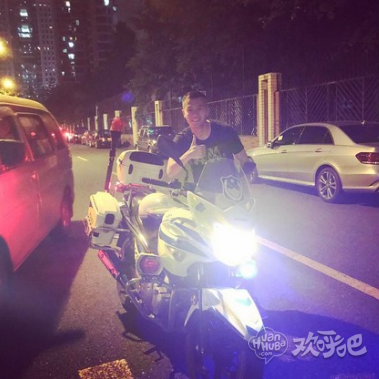 广州恒大淘宝的国脚黄博文向来在社交网站上以幽默搞笑的形象示人,昨天他在自己的Instagram上发布了一张与警用摩托车的合照,还被前队友埃尔克森吐槽。