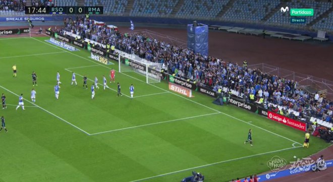 皇马与皇社比赛中临时看台上出现小意外