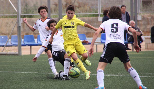 又是涉及未成年人转会,瓦伦西亚和黄潜将被FIFA调查