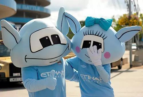 曼城吉祥物，嬉笑打闹少不了他们