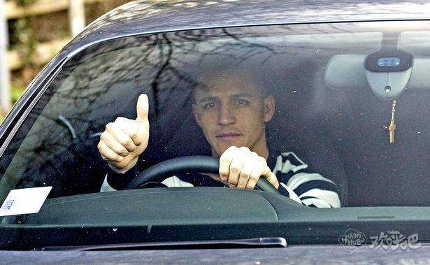 桑切斯离开阿森纳训练场，车内对镜头竖大拇指
