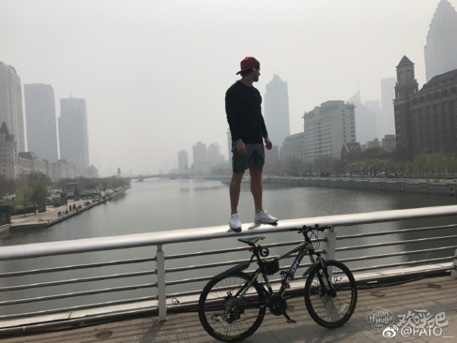北京时间4月6日，天津权健球星帕托在微博上晒出骑自行车畅游天津的照片。