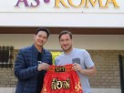 日前，罗马队长托蒂收到了来自泰国球迷赠送的一份特殊礼物：一条印有“Totti”名字的红色泰拳短裤。