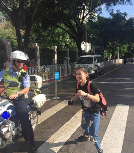 今天是高考的日子，全国各地的考场都发生了些让人哭笑不得“乌龙事件”，比如广州一名参加高考的女同学原本在113中学考试，却错跑华附考场，焦急向交警求助。