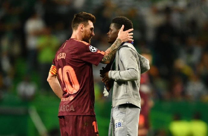 巴萨与葡萄牙体育比赛现场闯入球迷，亲吻梅西左脚