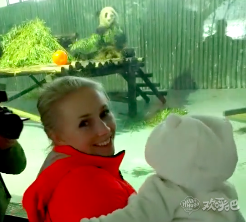 上海男篮外援弗雷戴特一家前往动物园看熊猫