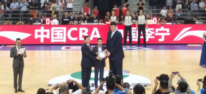 姚明为宏远董事长颁发中国篮球职业俱乐部突出贡献奖