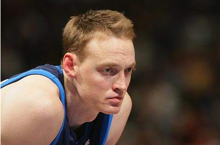 NBA历史上的今天，97榜眼范-霍恩出生