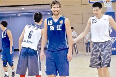 06. 惠龙儿：普通话大有进步，CBA比香港更讲战术