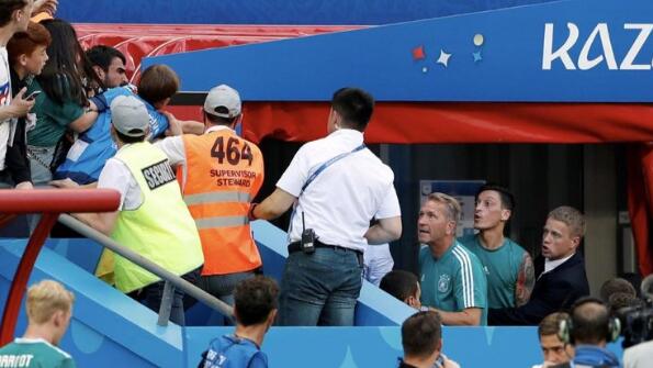 曝德国队赛后厄齐尔与球迷爆发激烈冲突