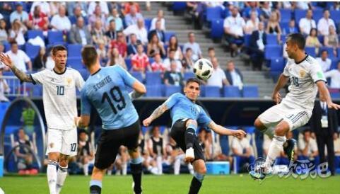 俄罗斯0-3乌拉圭小组第二出线 苏亚雷斯百场破门