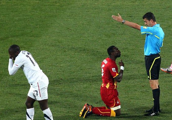 波黑联赛球员下跪抗议裁判