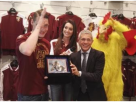卡利亚里VS都灵 为表彰贝罗蒂出色表现 都灵赠送一只水晶公鸡
