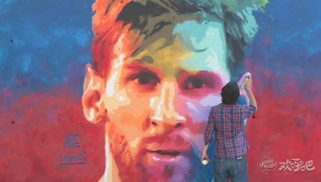 涂鸦艺术家致敬梅西：其巨幅画像现身巴塞罗那